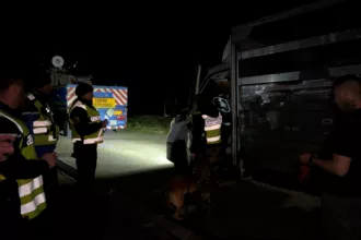Des gendarmes autour d'une voiture effectuent un contrôle