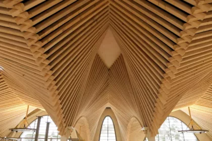 Un plafond entièrement constitué de morceaux de bois