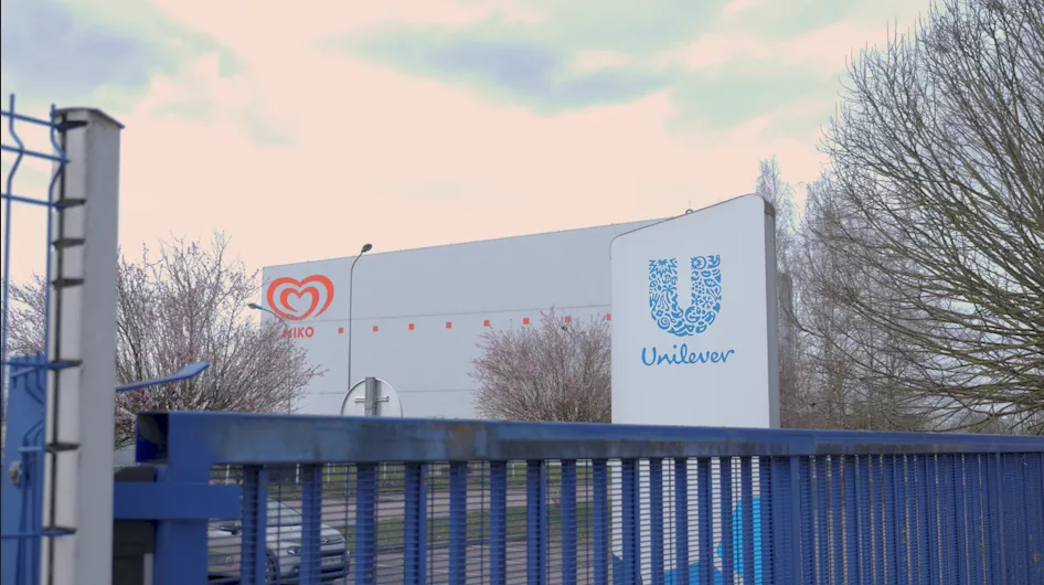 Le logo miko et celui d'Unilever sur deux panneaux