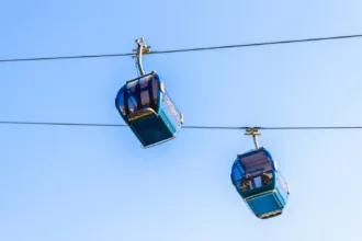 Des télécabines bleus dans le ciel