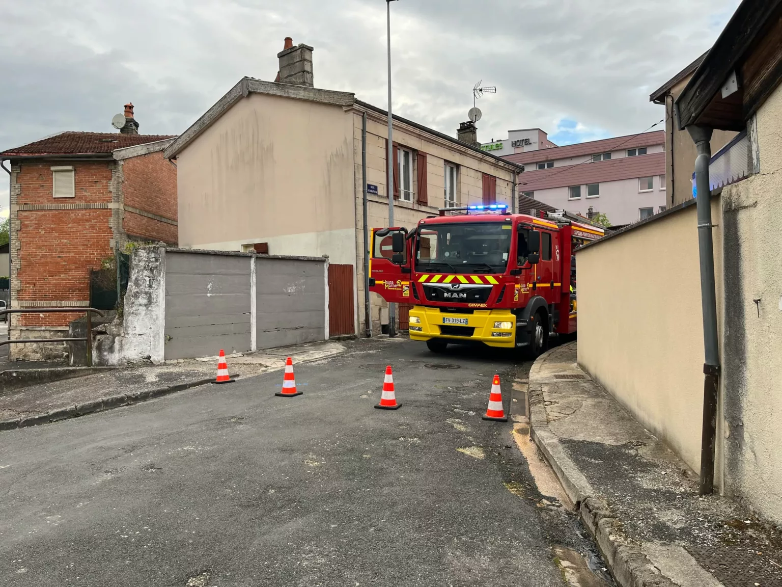 Un camion de pompiers stationné dans une petite rue
