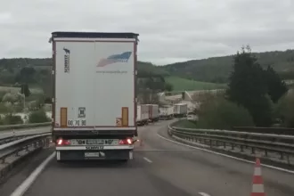 Un camion dans les bouchons