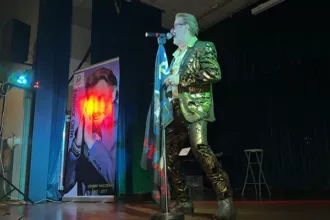 Chanteur Johnny B en plein concert