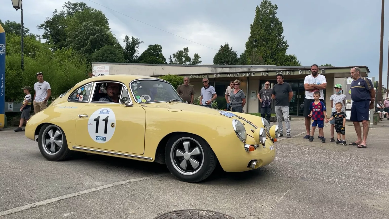 Voiture en élan de course pour un rallye