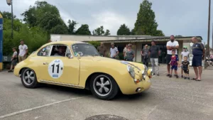 Voiture en élan de course pour un rallye