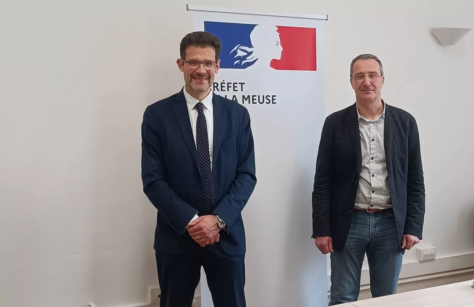 Le préfet de la Meuse Xavier Delarue à gauche