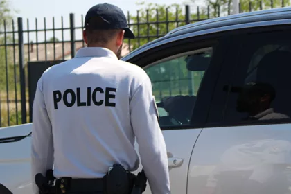 Policier en contrôle