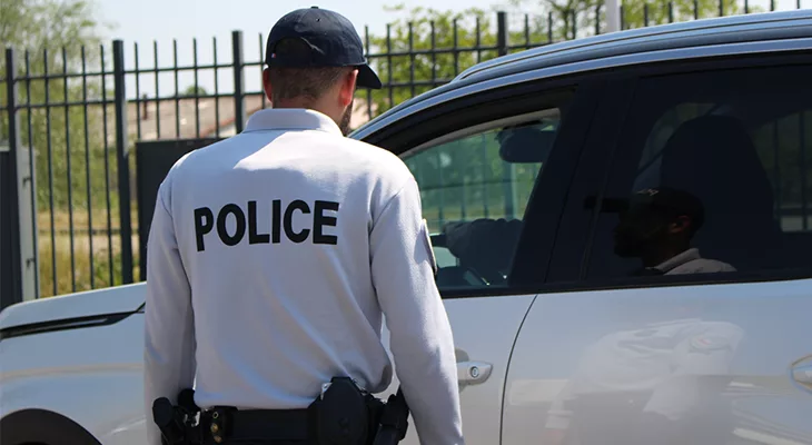 Policier en contrôle