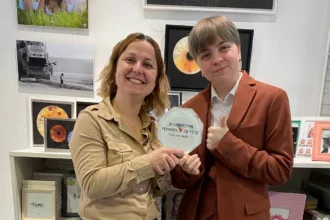 Femme récompensé avec un trophé