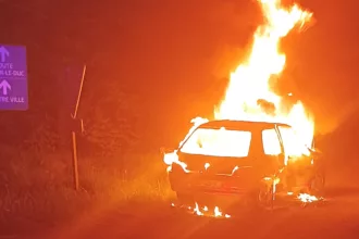 Une voiture en feu