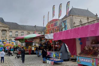 Des stands de foire sur une place avec des enfants