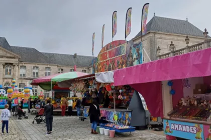Des stands de foire sur une place avec des enfants