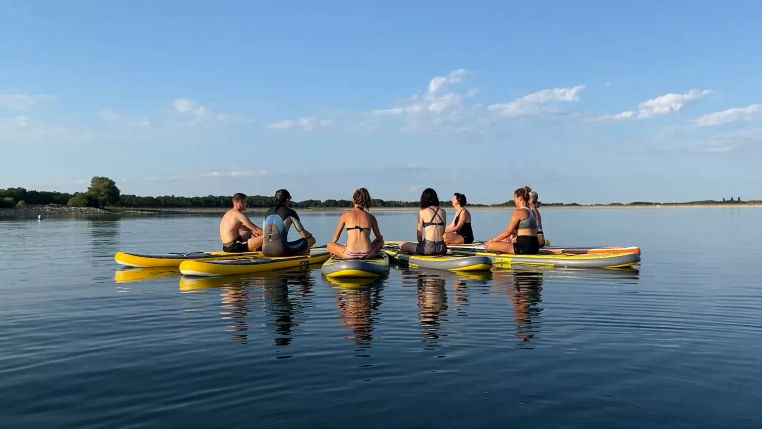 Photo personnes assis sur des planches sur le lac du Der