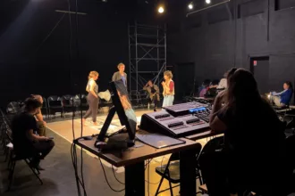 Une troupe de théâtre dans une salle de spectacle