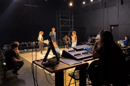 Une troupe de théâtre dans une salle de spectacle