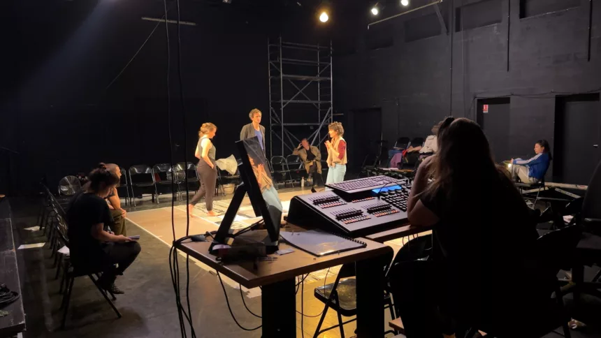 Une troupe de théâtre dans une salle de spectacle