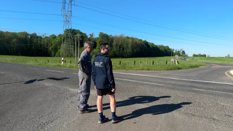 Deux hommes sur une route qui discutent
