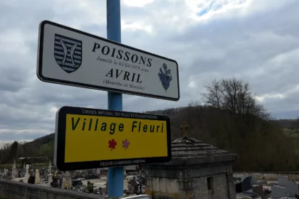 Deux panneaux en dessous l'un de l'autre à l'entrée d'un village