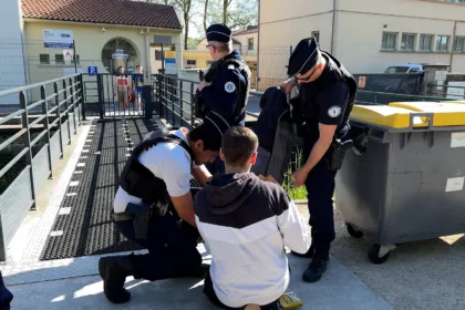 Fouille des policiers à la sortie des classes