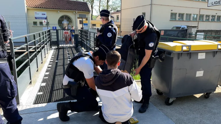Fouille des policiers à la sortie des classes