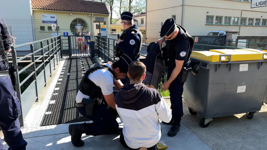 Fouille des policiers à la sortie des classes