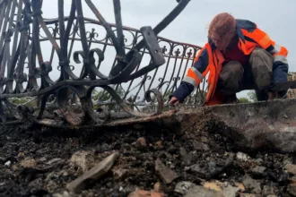 Une dame ramasse des choses au sol