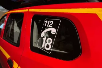Numéro d'urgence sur un camion de pompier