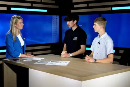Invité sur le plateau de puissance télévision