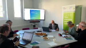 Le directeur de l'ARS Haute-Marne sur une table avec des journalistes