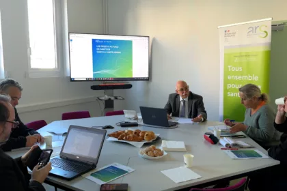 Le directeur de l'ARS Haute-Marne sur une table avec des journalistes