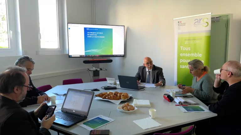 Le directeur de l'ARS Haute-Marne sur une table avec des journalistes