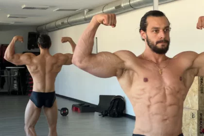 Derniers réglages devant le miroir pour Mickaël Rebelo avant ses premiers championnats du monde