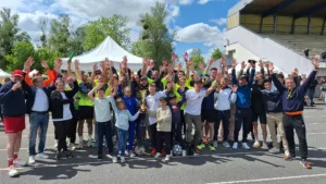 Athlètes et bénévoles à la fin du Grand Record 2025