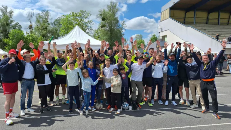 Athlètes et bénévoles à la fin du Grand Record 2025