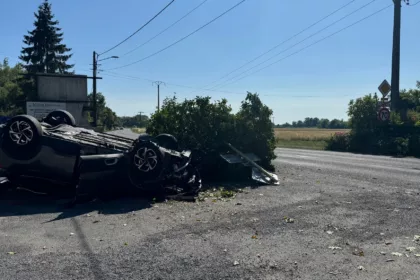 voiture finit sur le toit