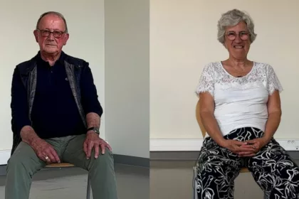 Deux personnes assis sur des chaises