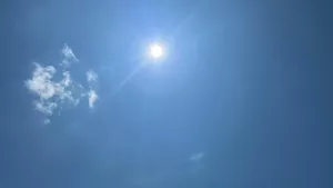 Soleil et ciel bleu