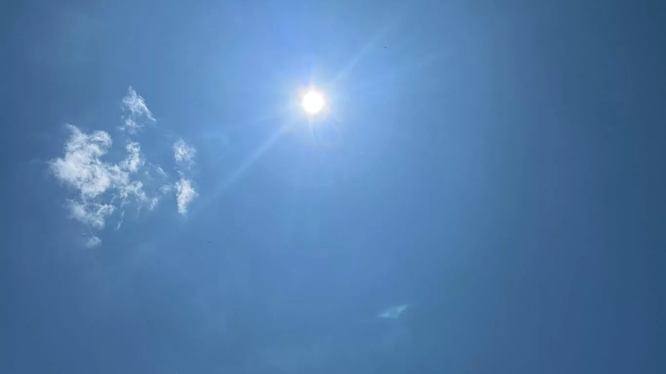 Soleil et ciel bleu