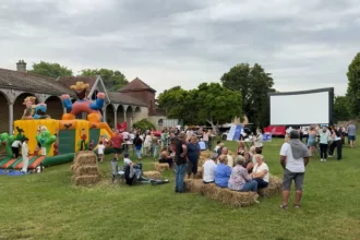 La première édition du Barbecue du maire a attiré environ 300 personnes à Villiers-en-Lieu