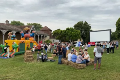 La première édition du Barbecue du maire a attiré environ 300 personnes à Villiers-en-Lieu