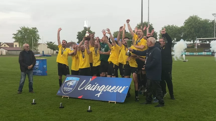 Les joueurs de Sarrey/Montigny ont pu soulever la coupe de Haute-Marne pour la première fois