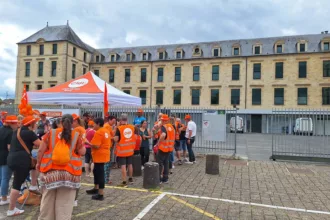 Une quarantaine d'agents du SEISAAM Meuse étaient présents devant l'hôtel du département à Bar-le-Duc