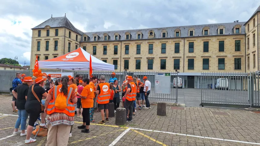 Une quarantaine d'agents du SEISAAM Meuse étaient présents devant l'hôtel du département à Bar-le-Duc