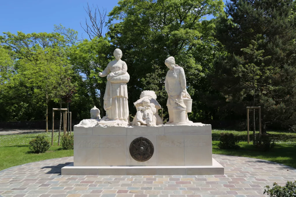- Monument en honneur aux femmes du monde rural pendant les deux guerres mondiales de l’AMOMA, à Verdun
