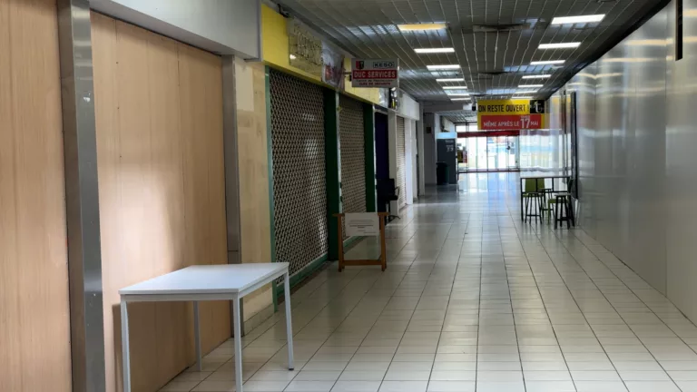 La galerie commerçante de Auchan fait vent debout après la fermeture