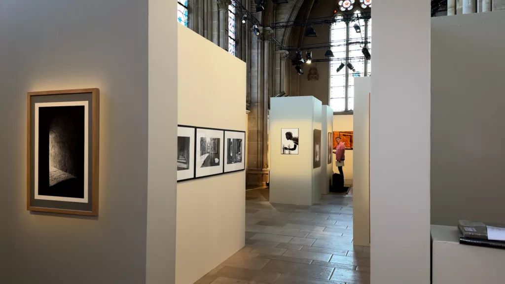 Une exposition qui interroge notre regard sur la lumière et l’architecture