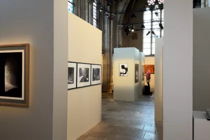 Une exposition qui interroge notre regard sur la lumière et l’architecture