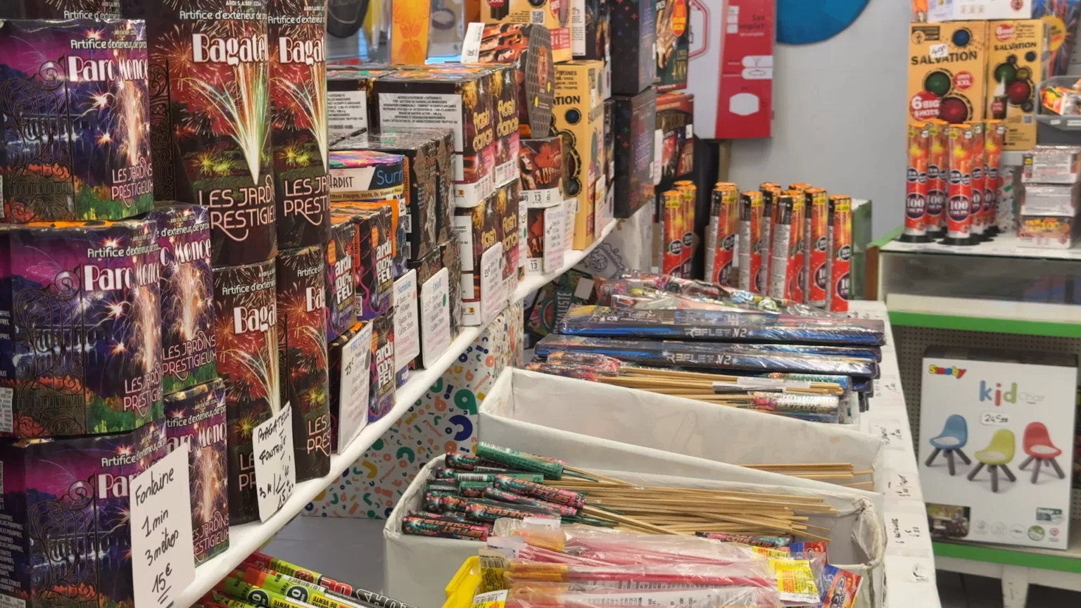 Des centaines de feux d'artifices prêts à être vendu à quelques jours du 14 juillet