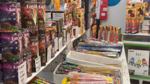 Des centaines de feux d'artifices prêts à être vendu à quelques jours du 14 juillet