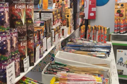 Des centaines de feux d'artifices prêts à être vendu à quelques jours du 14 juillet